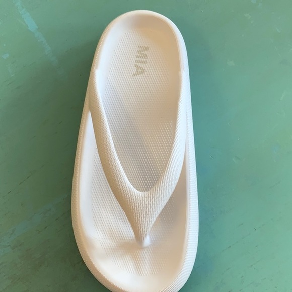 Mia Alexi - Picture 1 of 1